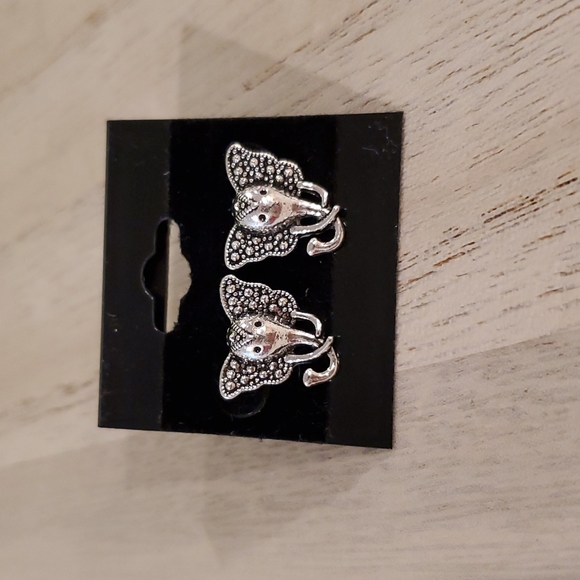 Set of 2 Elephant earrings Silvertone studs NWOT - Picture 3 of 4